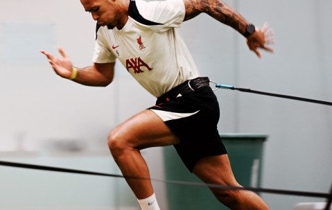 皇冠体育官网-罗伯森梅开二度，利物浦队主场轻松取胜(加里森敢死队第26集国语版)